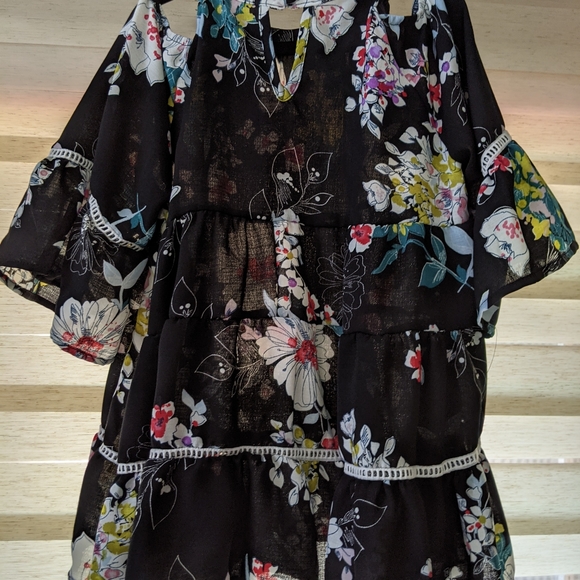 Beautiful Blouse with bell sleeves - Girls size medium - Picture 3 of 5